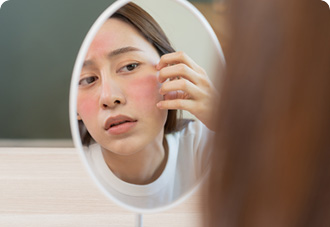 거울로 얼굴의 붉음을 살피는 설명 이미지