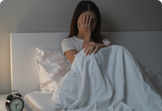 밤에 잠을 이루기 어려운 상황을 설명하는 이미지