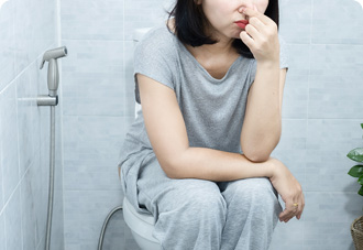 화장실에서 배뇨 관련 불편을 표현한 설명 사진